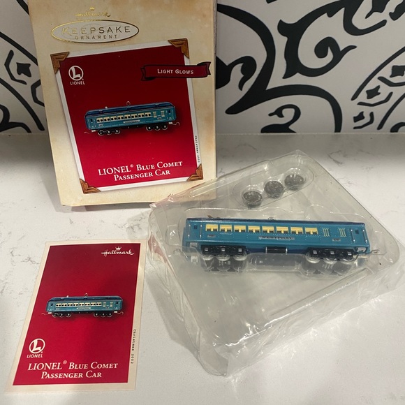 Hallmark Keepsake Lionel Blue Comet Passenger Car Light Glows Ornament 2002 - Picture 1 of 5
